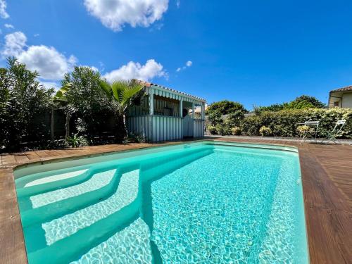 une piscine devant une maison dans l'établissement Villa La Pignotte 2 min de la plage, à Gujan-Mestras