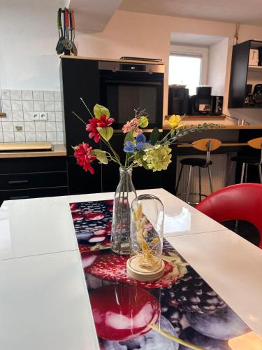 a vase of flowers on a table in a kitchen at Fe Wo auf der Alb in Wittlingen