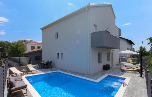 Lovely Apartment In Kastel Kambelovac With Private Swimming Pool, Can Be Inside Or Outside