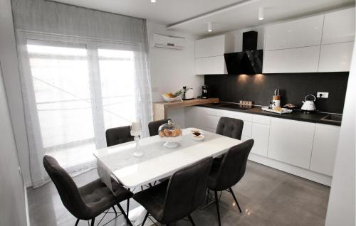 Gorgeous Apartment In Kastel Kambelovac