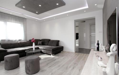 Gorgeous Apartment In Kastel Kambelovac