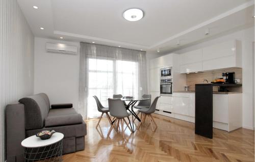 Gorgeous Apartment In Kastel Kambelovac