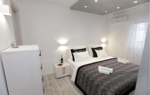 Gorgeous Apartment In Kastel Kambelovac