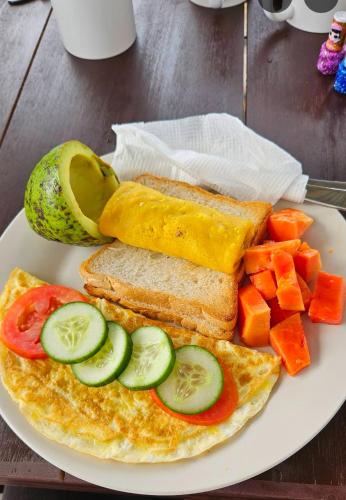 un piatto di prodotti per la colazione con uova tostate e verdure di Turtles Bay ad Arugam