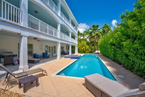 Key Colony BeachにあるOceanside Manor- Expansive Waterfront Pool Home, 30' Dockの家の裏庭にあるプール