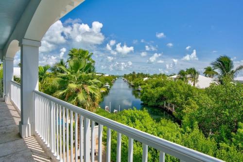 Oceanside Manor- Expansive Waterfront Pool Home, 30' Dockにあるバルコニーまたはテラス