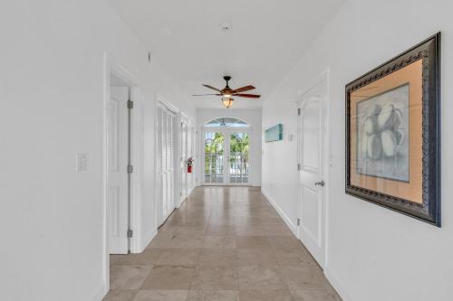 Key Colony BeachにあるOceanside Manor- Expansive Waterfront Pool Home, 30' Dockのギャラリーの写真