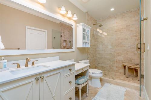 Ένα μπάνιο στο Paradise Found - Luxury Waterfront Pool Home, 50' Dock