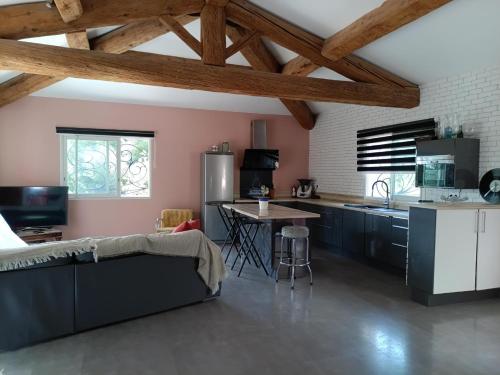 - une cuisine avec un canapé et une table dans une chambre dans l'établissement villa ensues la redonne proche calanques, à Ensuès-la-Redonne
