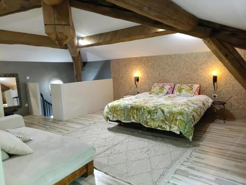 une chambre avec un grand lit et un canapé dans l'établissement villa ensues la redonne proche calanques, à Ensuès-la-Redonne