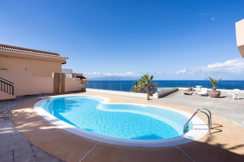 a swimming pool with a view of the ocean at Romantic Retreat in Prime Position in Acantilado de los Gigantes