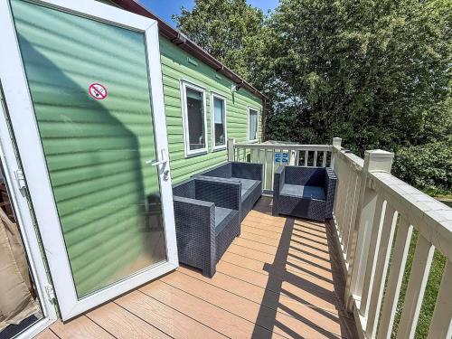Balkón nebo terasa v ubytování Lovely Caravan For Hire With Decking At Skipsea Sands In Yorkshire Ref 41015Wf