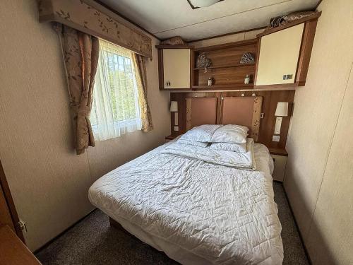 Postel nebo postele na pokoji v ubytování Lovely Caravan For Hire With Decking At Skipsea Sands In Yorkshire Ref 41015Wf