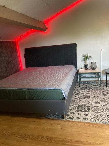 - une chambre dotée d'un lit avec une lumière rouge dans l'établissement Maison pour 6 personnes avec jardin et piscine, à Artigues-près-Bordeaux