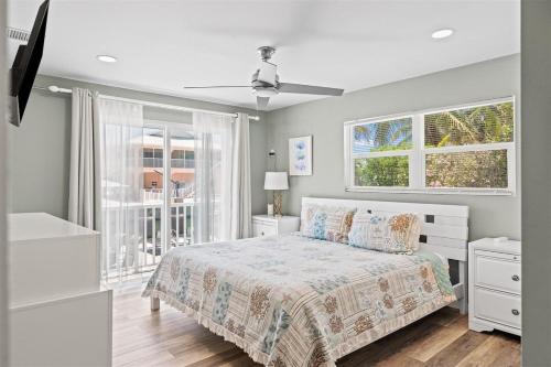 Ένα ή περισσότερα κρεβάτια σε δωμάτιο στο Sea Glass Dreams - Waterfront Pool Home, Mini Golf, Game Room, 110' Dock