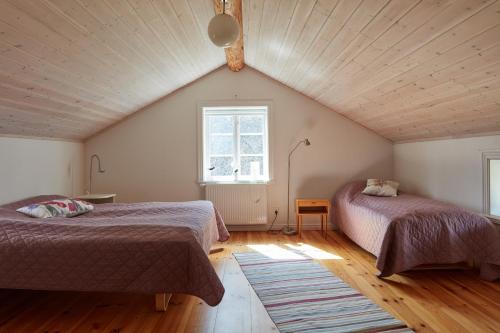เตียงในห้องที่ Stuga Linnebråten