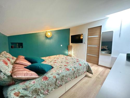 une chambre avec un lit et un mur végétal dans l'établissement Superbe appartement moderne, à La Valette-du-Var