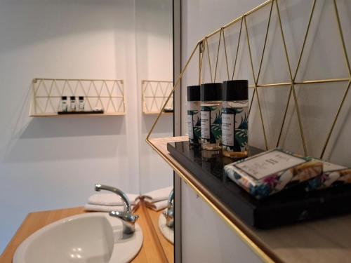 La salle de bains est pourvue d'un lavabo et d'un miroir. dans l'établissement Grande maison spacieuse pour 9 personnes, à Saint-Brieuc