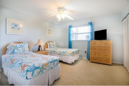 Giường trong phòng chung tại Seaside Villa- Charming Beachfront Condo w Pool!