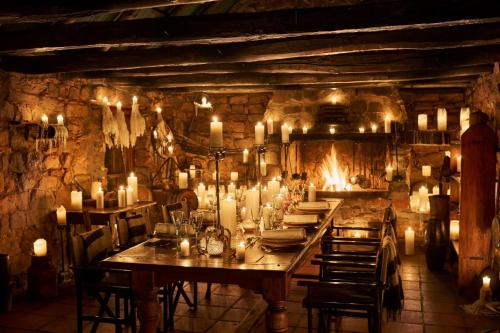 Ein Restaurant oder anderes Speiselokal in der Unterkunft Bushmans Kloof Wilderness Reserve and Wellness Retreat 