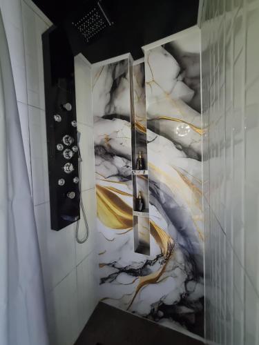 a bathroom with a painting on the wall at Happy Spiritus Guethouse Tabanan in Tabanan