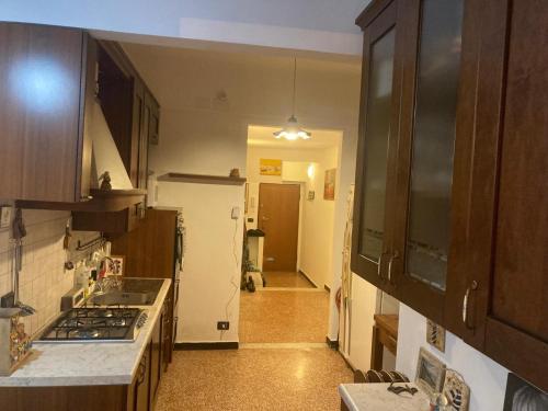 une cuisine avec un évier et une cuisinière four supérieur dans l'établissement Casa della Vivi zona Quarto mare, à Gênes