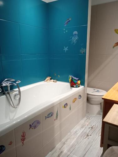 une salle de bain avec baignoire et toilettes dans l'établissement Maison dans hameau provençal, au Luc