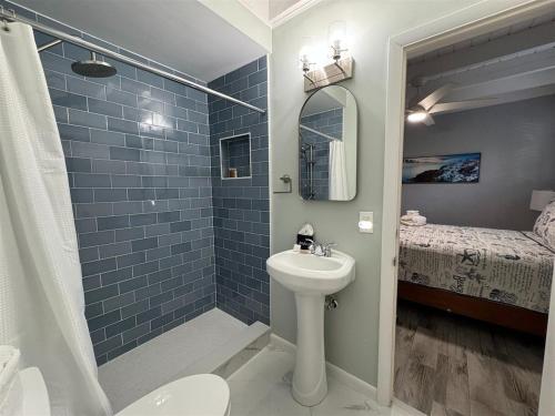 Ένα μπάνιο στο Tranquil Retreat - Waterfront Home, 37' Dock, Cabana Club Access w Pool