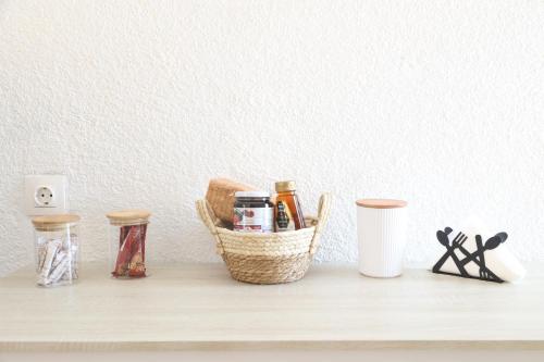 ein Regal mit einem Korb und anderen Gegenständen darauf in der Unterkunft Meraki Living in Néa Michanióna