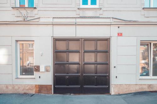 een gebouw met een bruine deur en twee ramen bij Maribella Apartment in Maribor