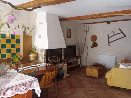 - une cuisine et un salon avec une table et un comptoir dans l'établissement Maison dans hameau provençal, au Luc