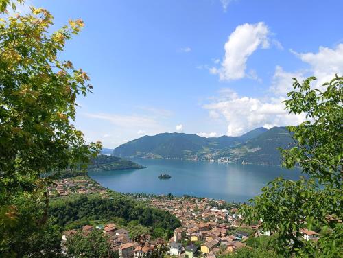 a view of a large body of water with a town at Agriturismo Cascina Lert in Marone