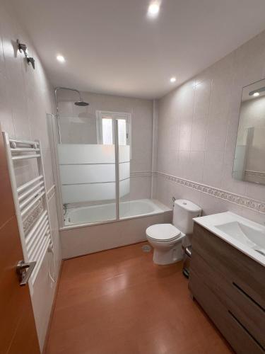 un bagno con vasca, WC e lavandino di Chalet Puente del Miso a Nerja