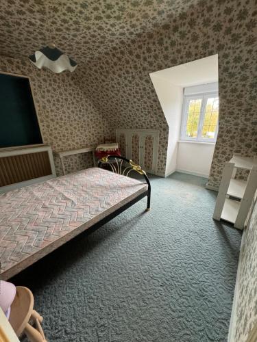 une chambre avec un lit et une télévision dans l'établissement Chez Bebert, à Plouvorn