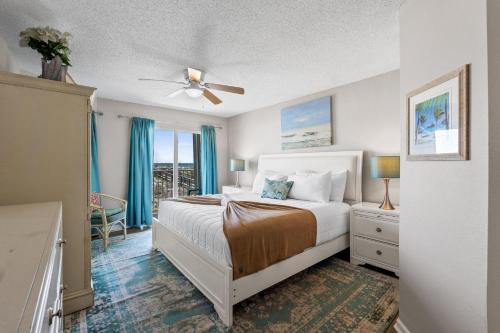 sypialnia z łóżkiem i wentylatorem sufitowym w obiekcie Gulf Dunes 101 w mieście Fort Walton Beach