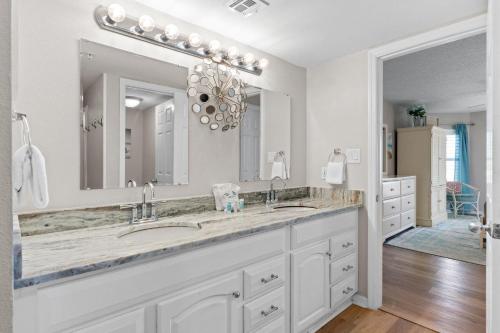 łazienka z dużą umywalką i dużym lustrem w obiekcie Gulf Dunes 101 w mieście Fort Walton Beach