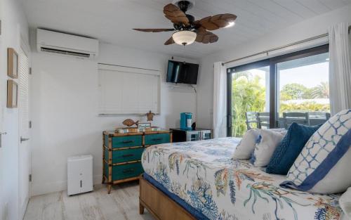 Postel nebo postele na pokoji v ubytování Villa Franchella - Waterfront Luxury Home, Pool, 45 Dock