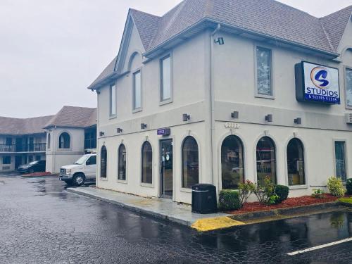 een winkel aan de straatkant bij Studios 4 Less Chesapeake in Chesapeake