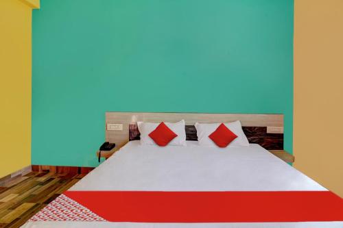 Postel nebo postele na pokoji v ubytování Hotel O Siddhi Vinayak
