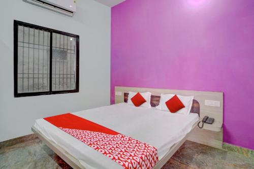 Postel nebo postele na pokoji v ubytování Hotel O Siddhi Vinayak
