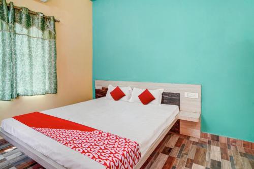 Postel nebo postele na pokoji v ubytování Hotel O Siddhi Vinayak