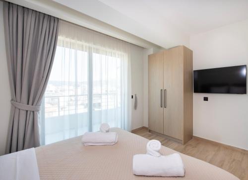 Postel nebo postele na pokoji v ubytování EdgeWater Beach Hotel
