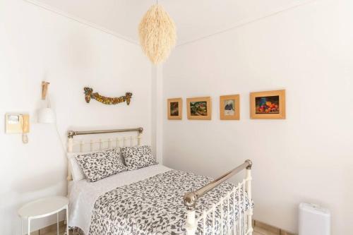Un dormitorio con una cama en una habitación blanca. en Cozy, Romantic Studio next to The Mall, en Atenas
