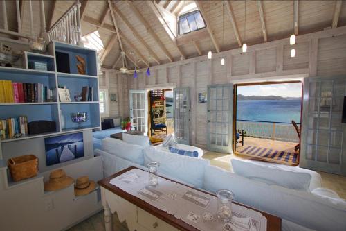 Phòng tắm tại Big Blue Ocean Views from Every Room, Small Pool and Hot Tub - Sea Rock