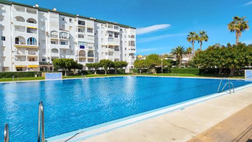 una grande piscina di fronte a un edificio di Vistamar Laguna Beach a Torrox Costa