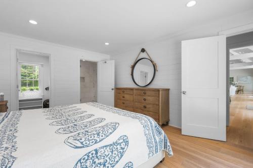 Ένα ή περισσότερα κρεβάτια σε δωμάτιο στο 161 Bay Lane Centerville Cape Cod - Bay Breeze
