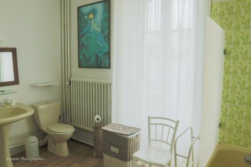 une salle de bain avec toilettes et lavabo dans l'établissement Grande maison familiale - Plage du Val-André, à Pléneuf-Val-André
