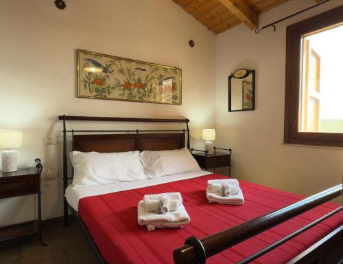 Dimora Cala-Vista في توري دي كورساري: غرفة نوم بها سرير مع مناشف عليه