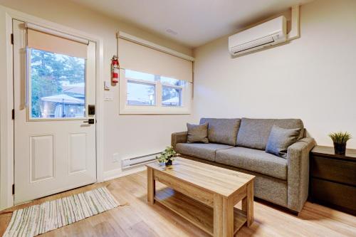 Гостиная зона в Adrian's Suites 1 Bedroom Junior Suite