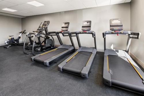 Fitness centrum a/nebo fitness zařízení v ubytování Holiday Inn & Suites Columbia NE - Ft Jackson Area by IHG
